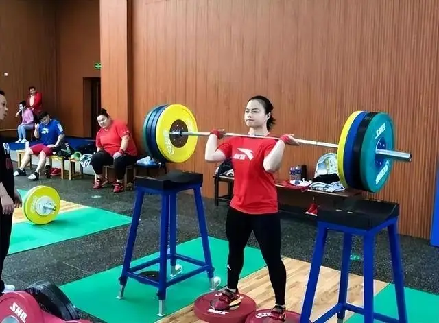 举重冠军外国粉丝_外国女子举重冠军_外国举重选手